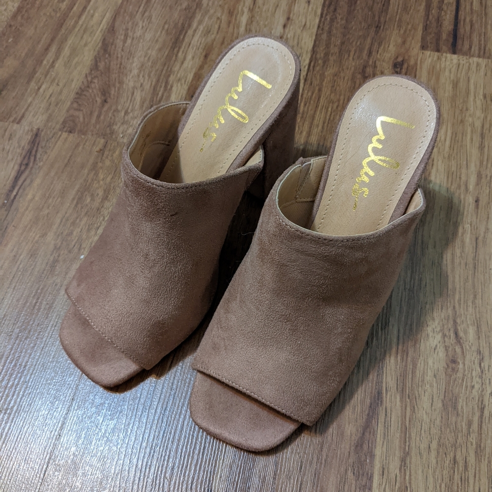 Lulu's rose chunky heel